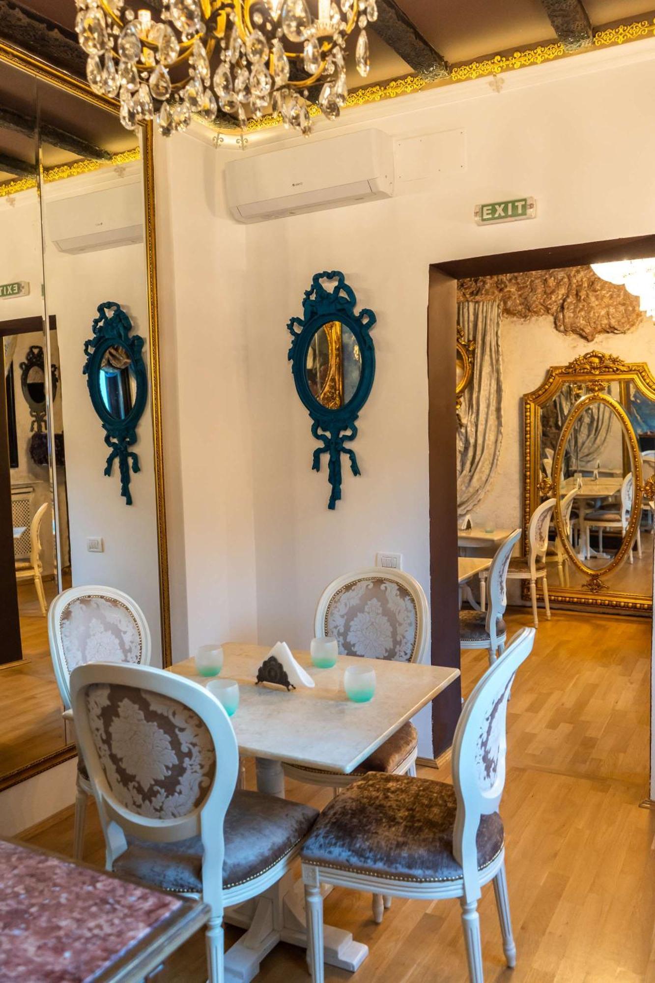 Conacul Coroanei Luxury Boutique Hotel Bucharest Luaran gambar