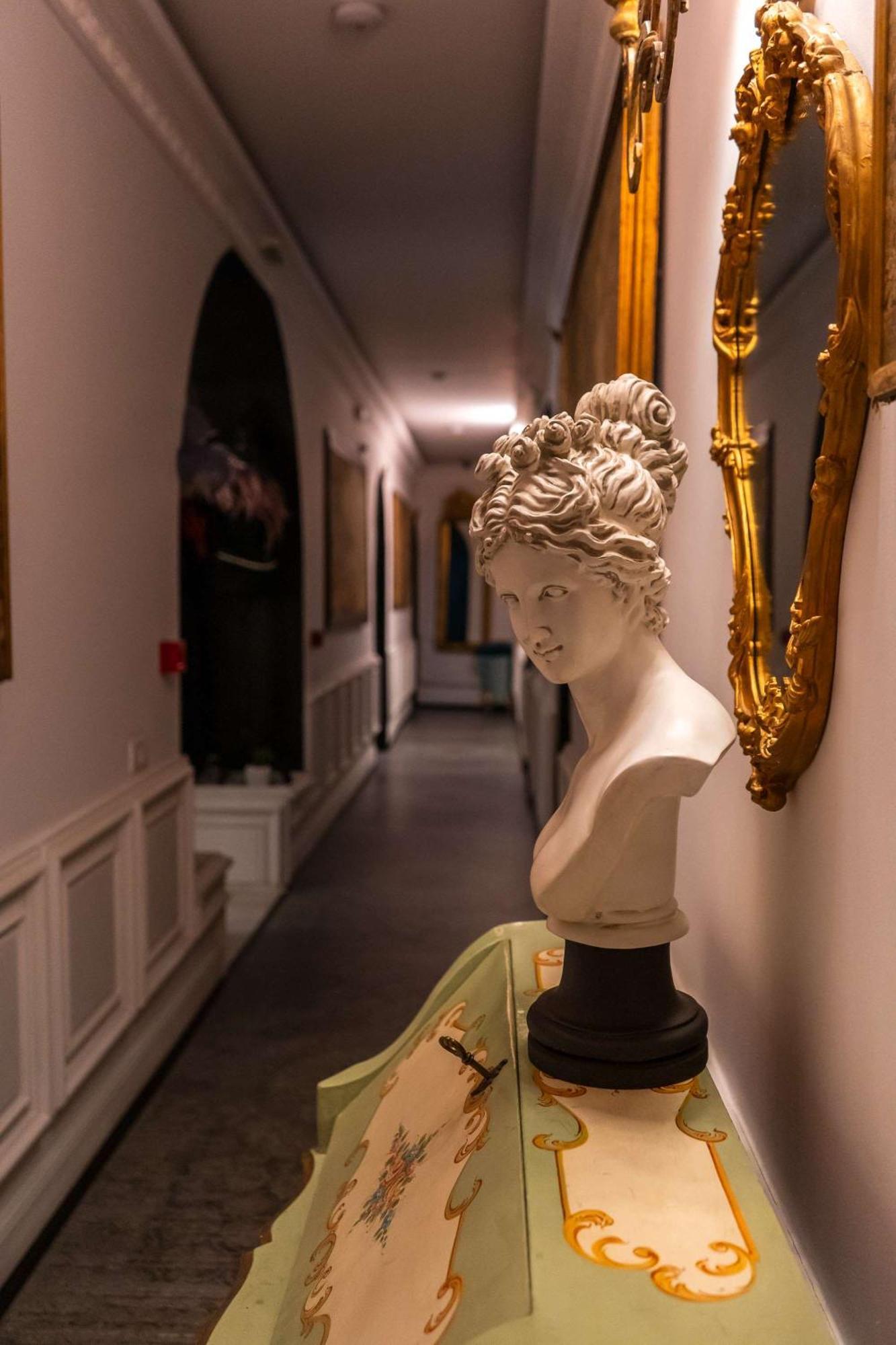 Conacul Coroanei Luxury Boutique Hotel Bucharest Luaran gambar